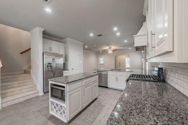 Building Photo - Charming 3-Bedroom, 2-Bathroom Townhome – ...