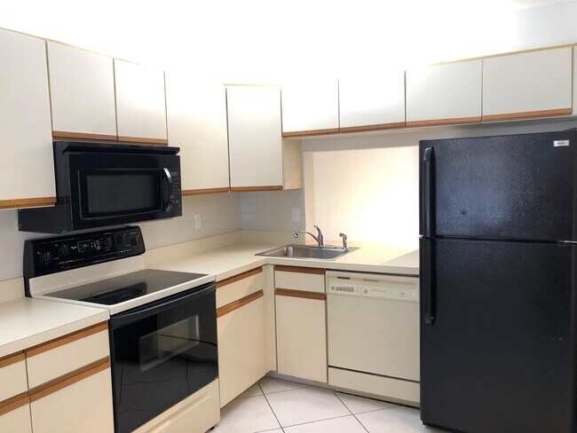 Building Photo - 3711 Carambola Cir N