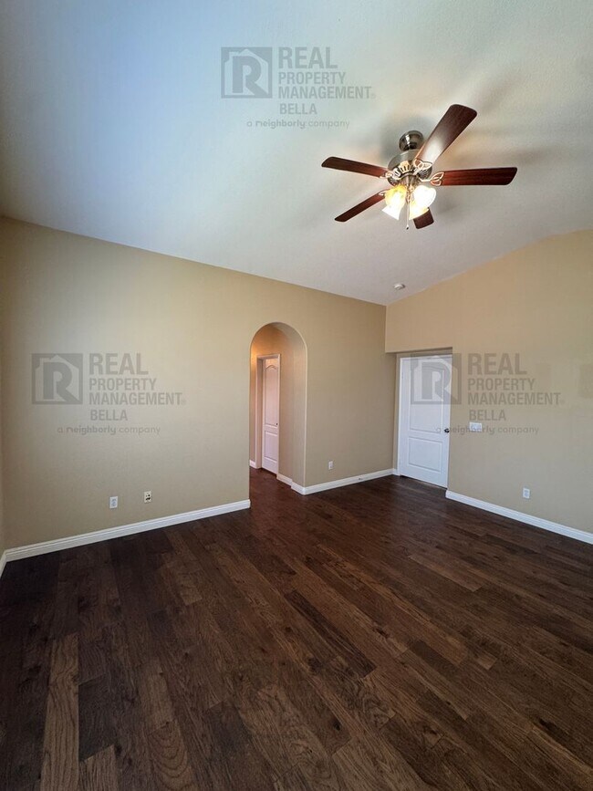 Building Photo - Ideal Layout! 4 Bedroom Home with Main Floor Bed/Bath & Open Loft