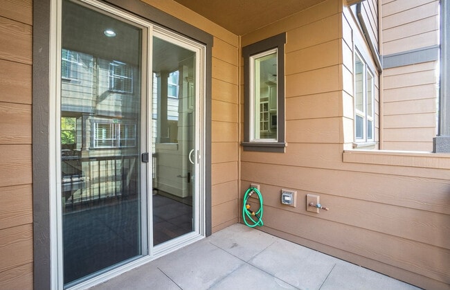 Building Photo - 619 SW Foresta Ter