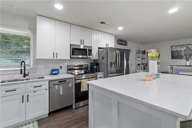 Building Photo - 2327 Young Rd