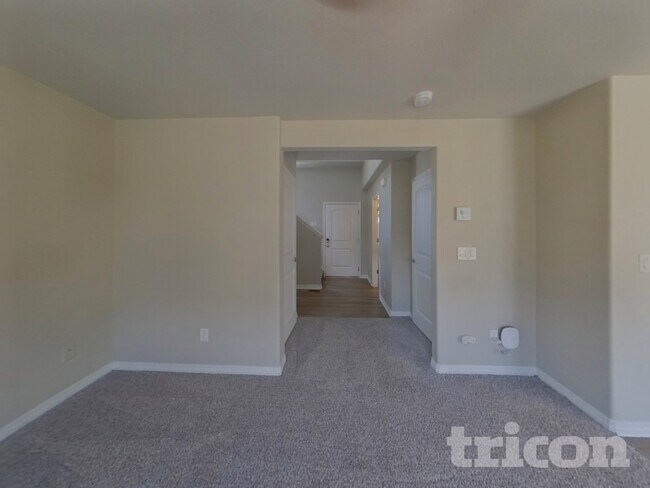 Building Photo - 10865 Aliso Dr