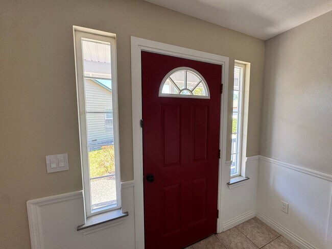 Building Photo - Fully updated 3 bed/2.5 bath home