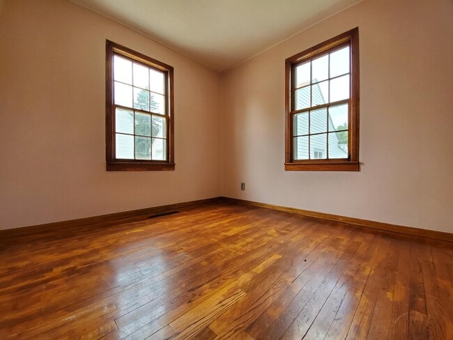 Building Photo - 1421 3rd St NE