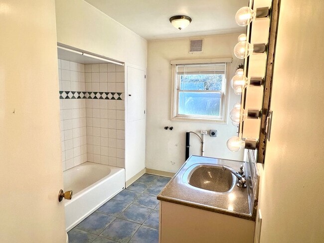 Building Photo - Portsmouth Neighborhood 3 story Home with Laminate H/W Floors, Fenced Backyard