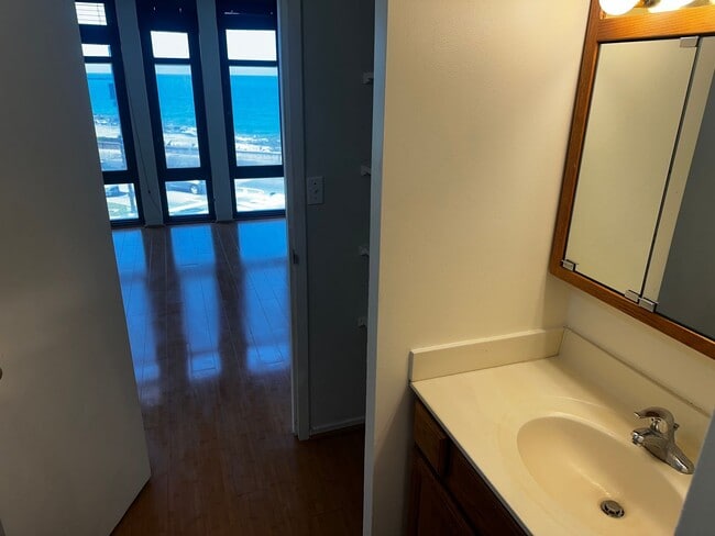 Building Photo - Sunny Studio with Lakeside Views