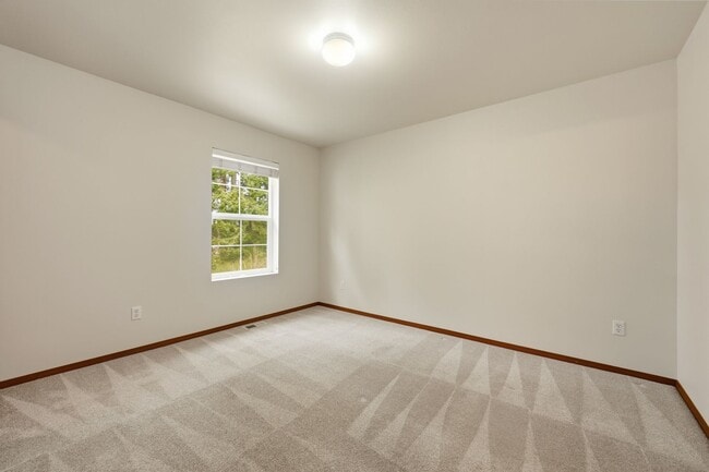 Building Photo - 3 bed 2.5 bath updated home in Tumwater School District - 2300 sq.ft. - fenced back yard.