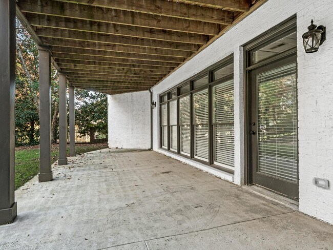 Building Photo - Beautifully built, renovated home boasts 5 BD, 5 BT, providing ample space for a growing family a...