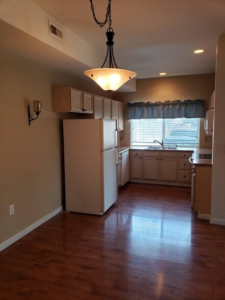 Building Photo - 5225 White Willow Dr