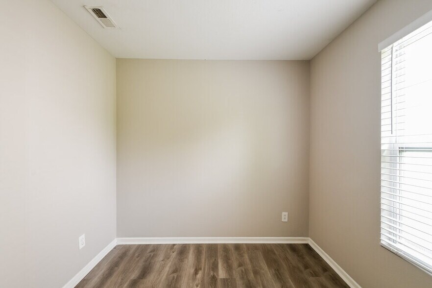 Building Photo - 8039 Bach Dr