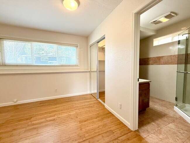 Building Photo - Gorgeously Updated 4-Bed/3-Bath Home & Ent...