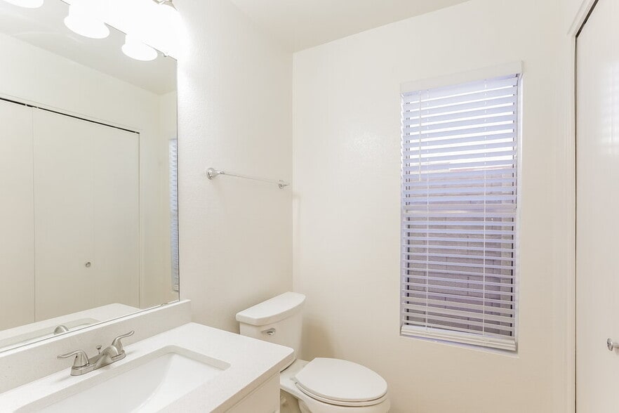 Building Photo - 4755 W Wahalla Ln