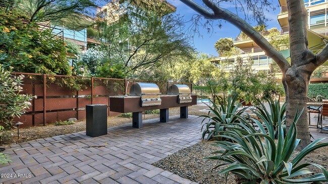 Building Photo - 7161 E Rancho Vista Dr