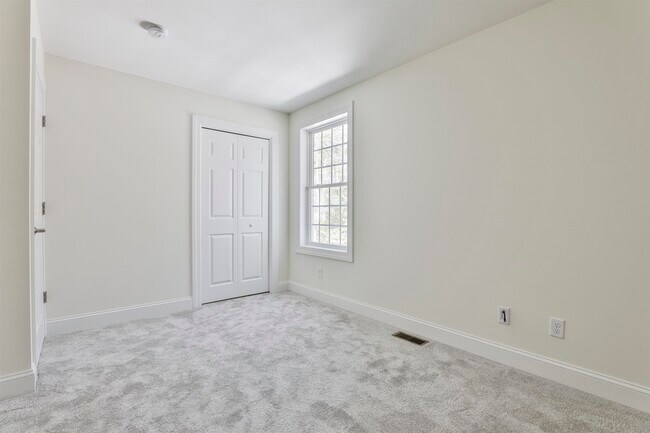 Building Photo - 22 Reeds Ferry Way