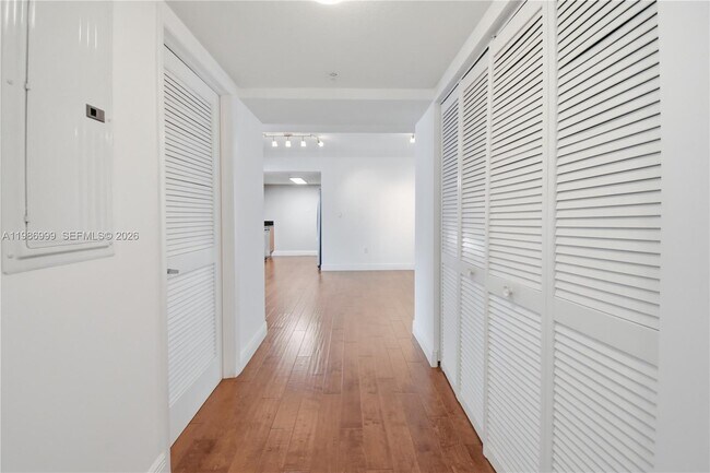 Building Photo - 1800 N Bayshore Dr