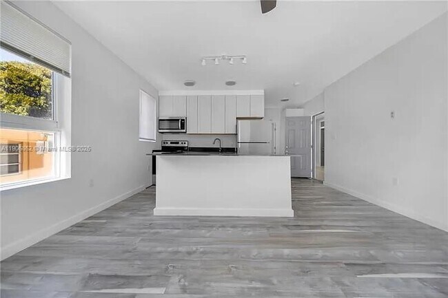 Building Photo - 1036 SW 5th St