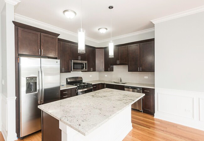 Building Photo - 520 N Western Ave