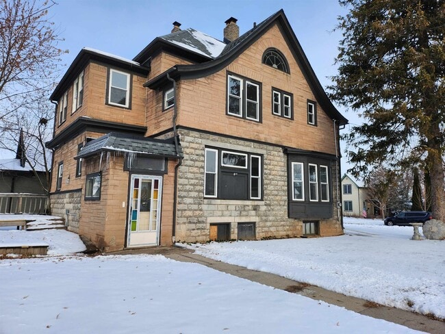 Building Photo - 303 Doty St