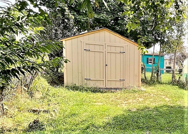 Building Photo - 627 S Ann St