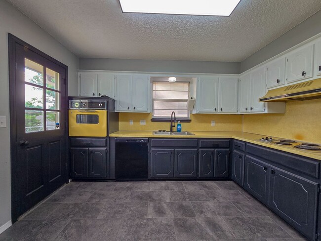 Building Photo - 3 Bedroom 2 Bath home in Shawnee!