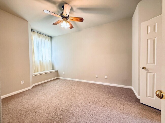 Building Photo - 2100 Pipers Field Dr