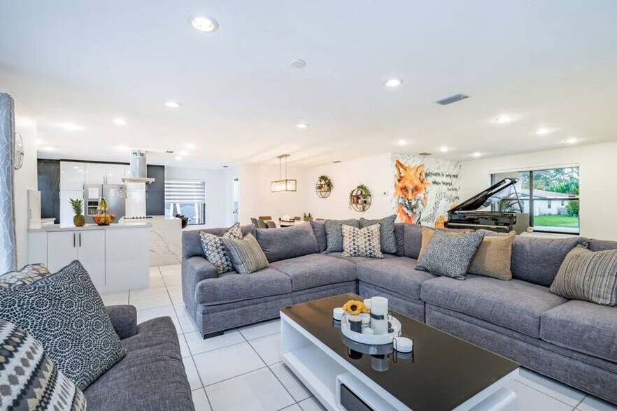 Building Photo - 830 SW 14th Ct