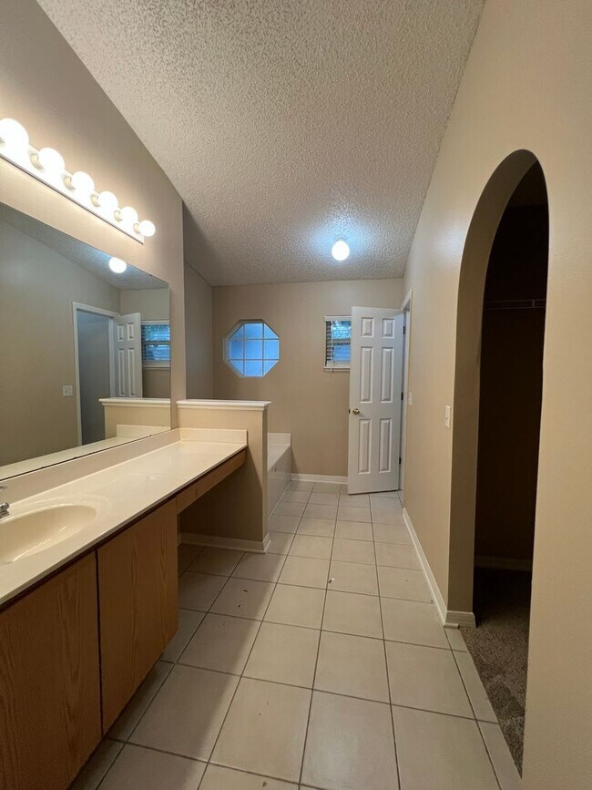 Building Photo - Beautiful 4/2 with 2 Car Garage in the Wek...