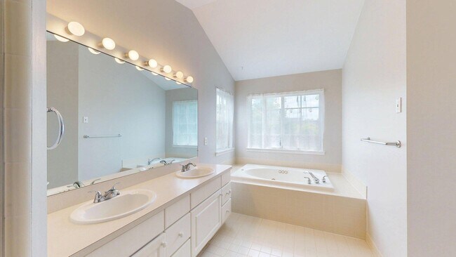 Building Photo - 4890 N Ridgeside Cir