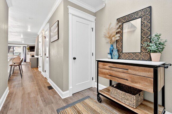 Building Photo - Two Bedroom Townhome W/ Garage!