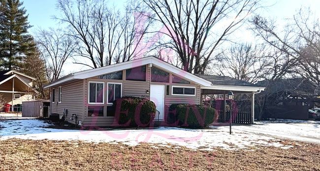Building Photo - Light-Filled 3 Bedroom Home with Open Feel & Outdoor Storage
