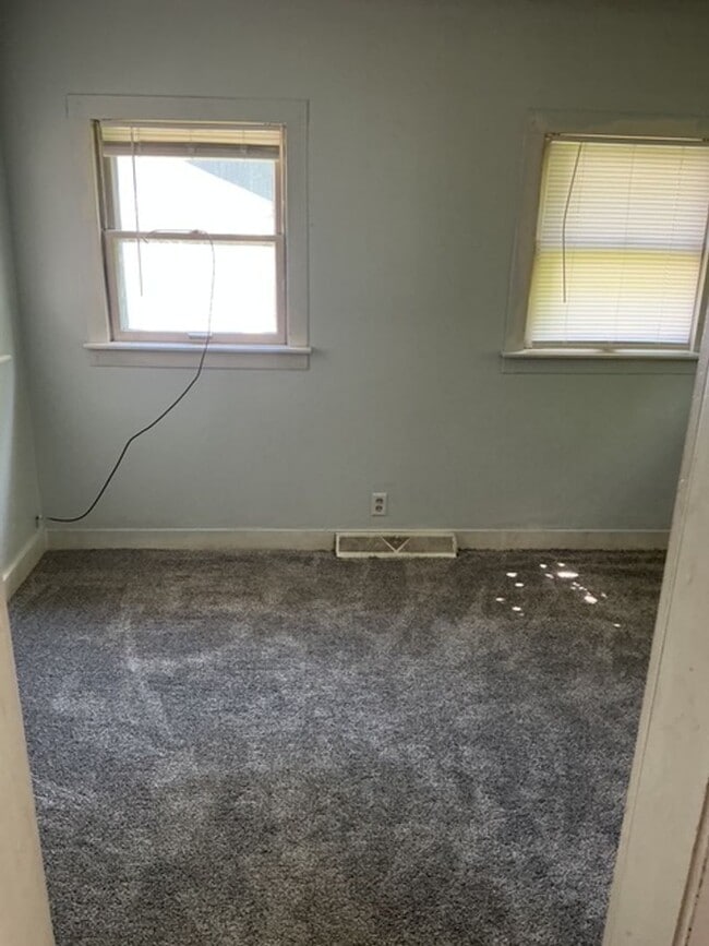 Building Photo - 3 Bedroom / 1 Bathroom House in Peoria