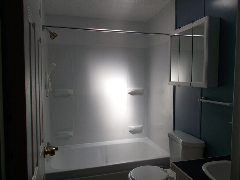 Building Photo - 22696 Lakeway Hbr