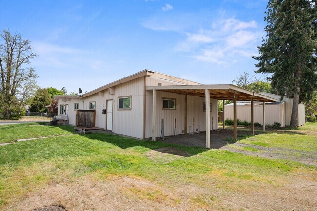 Building Photo - 420 E Sanson Ave