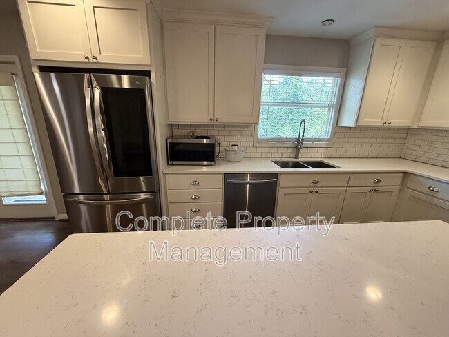 Building Photo - 3153 Woodhaven Dr