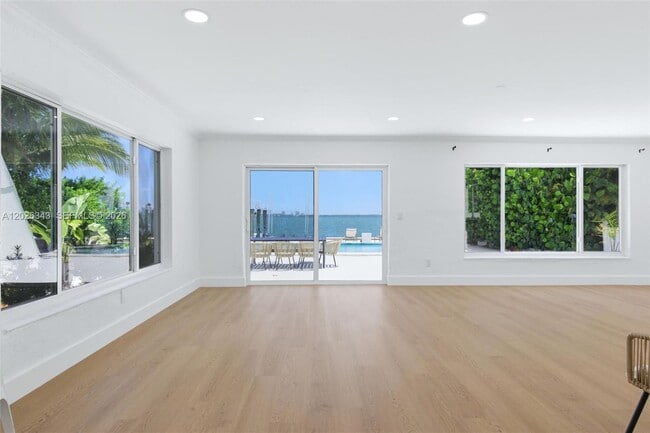 Building Photo - 1510 S Treasure Dr