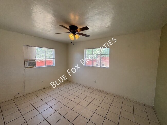 Building Photo - 949 N Montezuma Ave