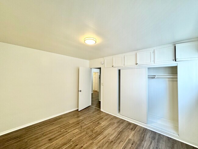 Building Photo - 131 1/2 Normandie Ave