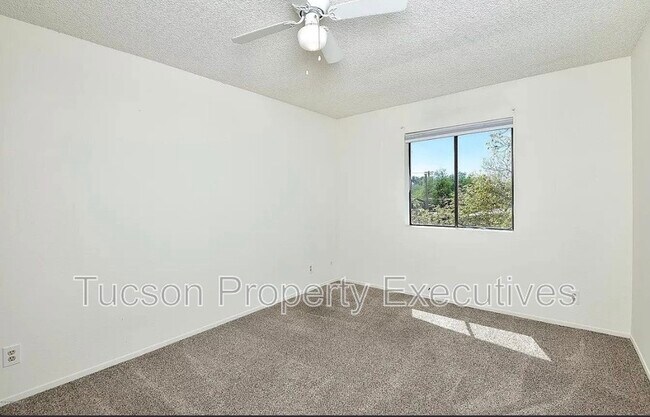 Building Photo - 902 E Elm St