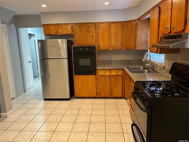 Building Photo - 61 Carpenter Ave