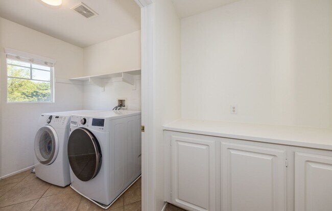 Building Photo - Spacious 3-bedroom with a Loft in Mission ...