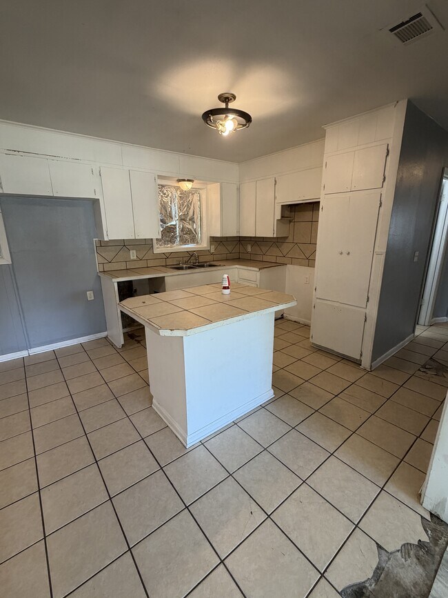 Building Photo - 617 Damaka Dr