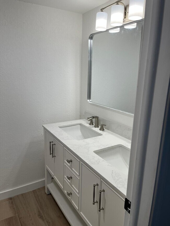 Building Photo - 9441 Live Oak Pl