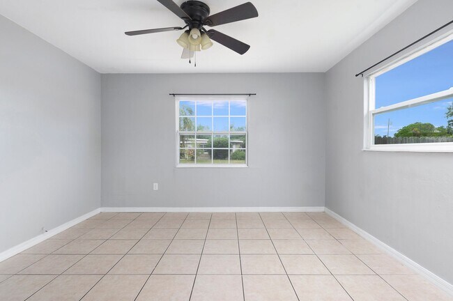 Building Photo - Charming & Rare 4-Bedroom Home in Saint Petersburg!