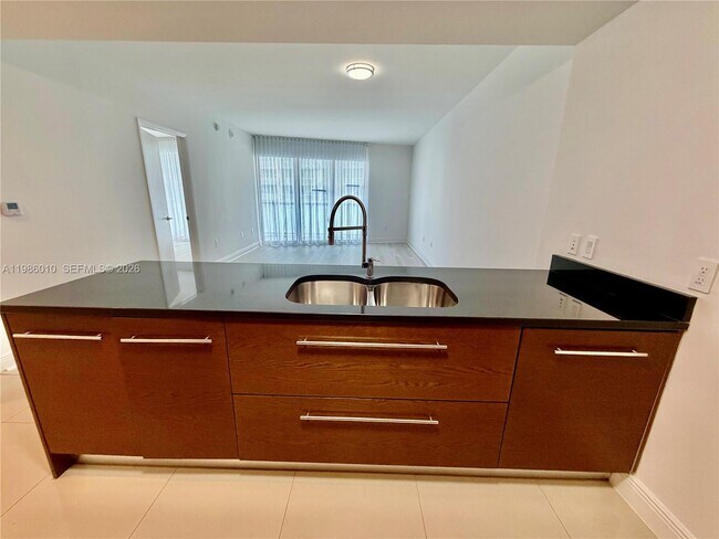 Building Photo - 475 Brickell Ave