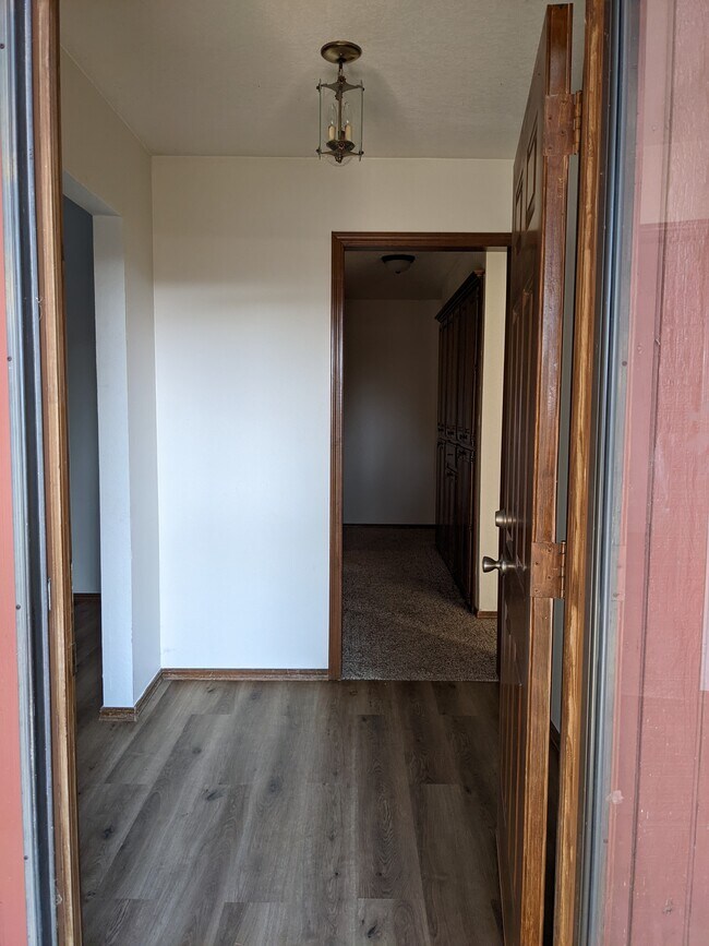 Main entrance with storm door - 1618 Julie Plz