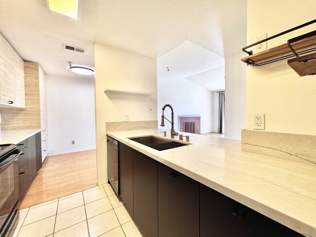 Building Photo - 1400 Carpentier St