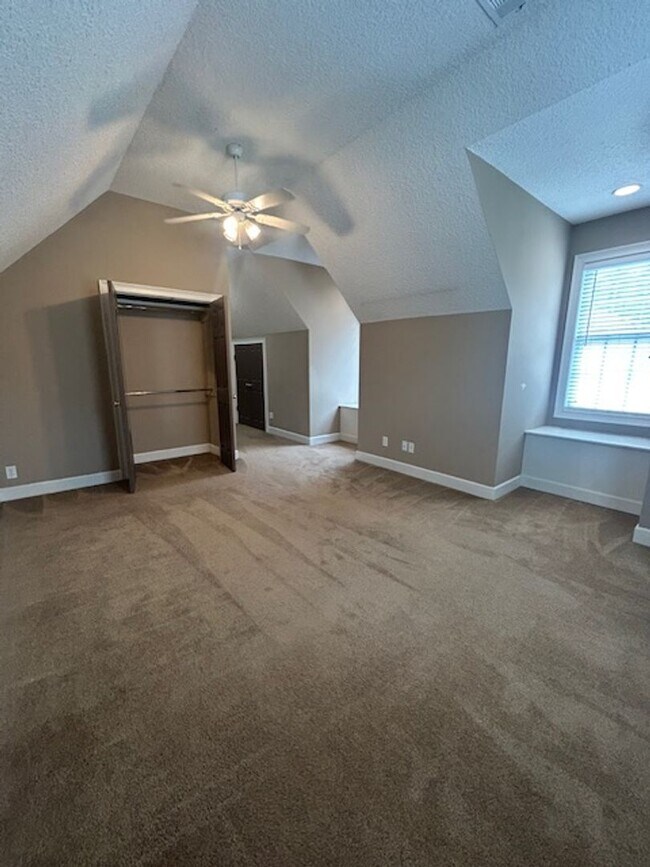 Building Photo - Spacious Single Family Home with Great Backyard!