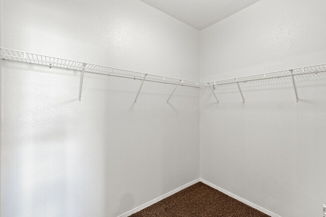 Building Photo - 2 bedroom Condo with an attached garage an...