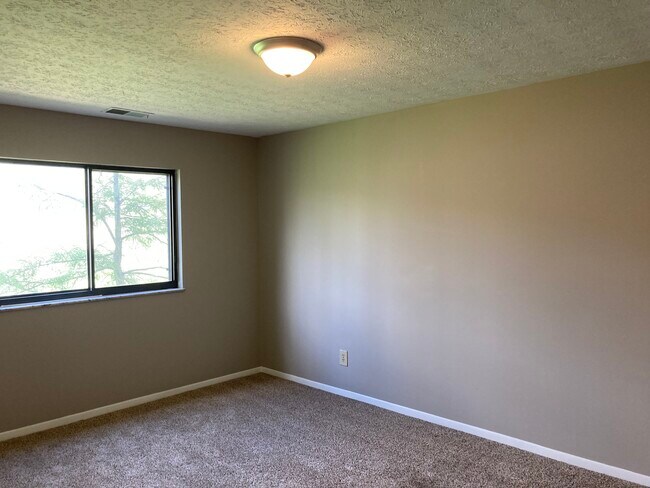 Building Photo - 7213 Creekview Dr