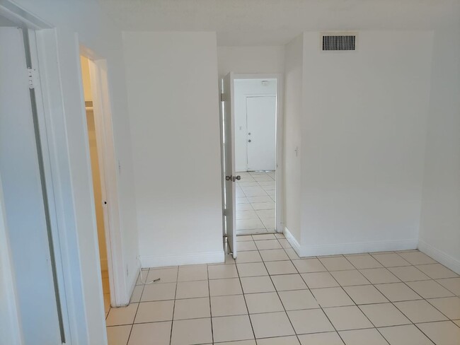 Building Photo - One bedroom for Rent in Pompano Beach